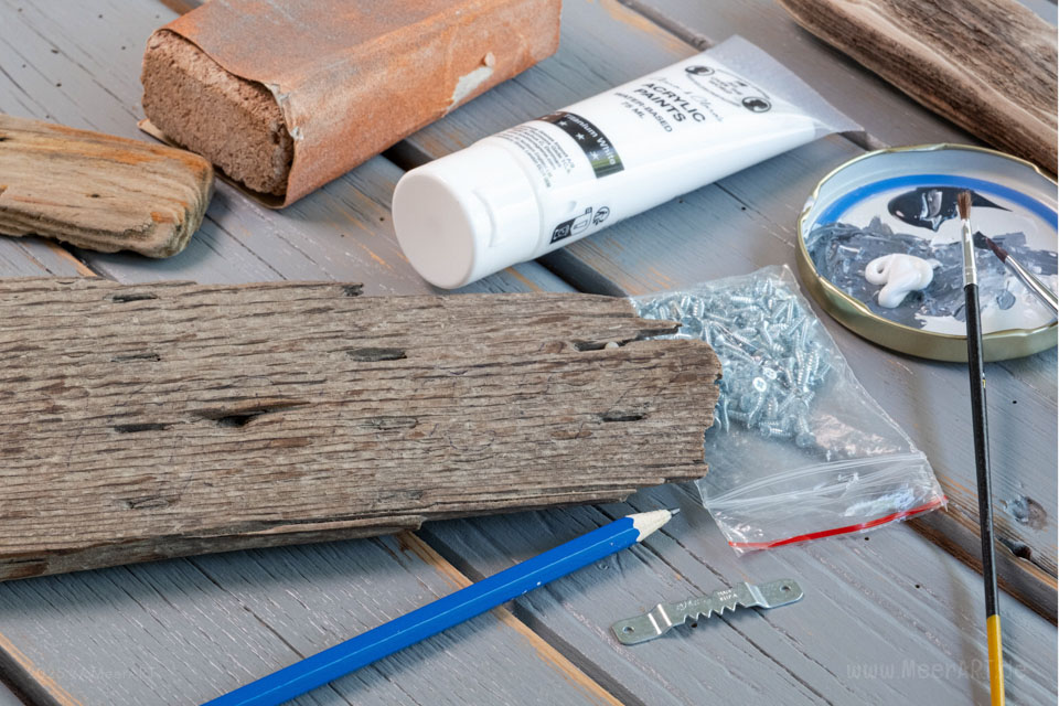 Nordische und Dekoideen - DIY – Ein bemaltes Strandgutschild Strandgut mit verschieden Utensilien zur Herstellung für ein Schild